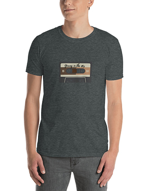 YOUNG IN THE 80s TAPE – Kurzärmeliges Unisex-T-Shirt
