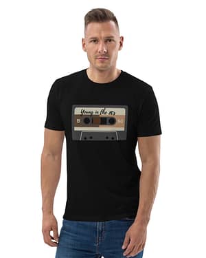 YOUNG IN THE 80S TAPE – Unisex-Bio-Baumwoll-T-Shirt